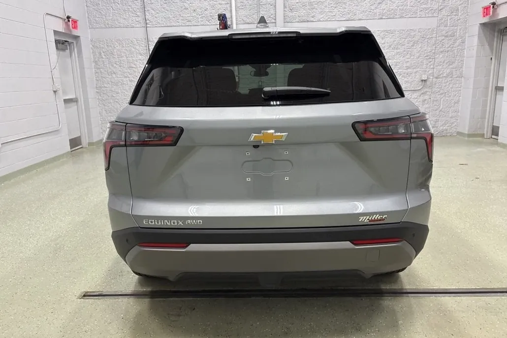 2026 Chevrolet Equinox LT photo 1