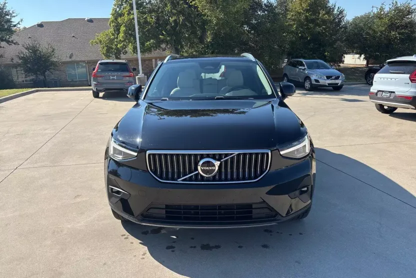 2024 Volvo XC40 Plus photo 1
