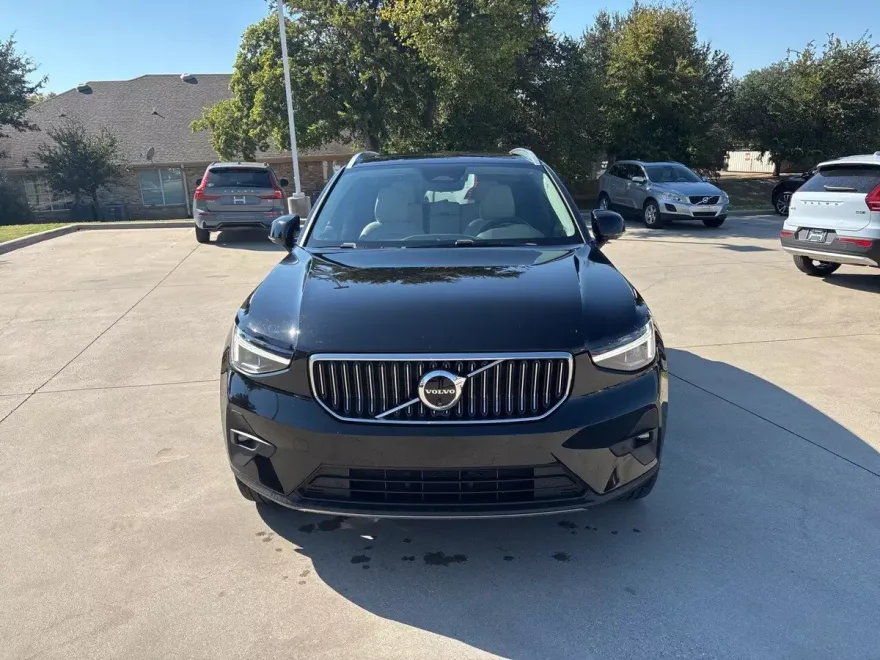 2024 Volvo XC40 Plus photo 1