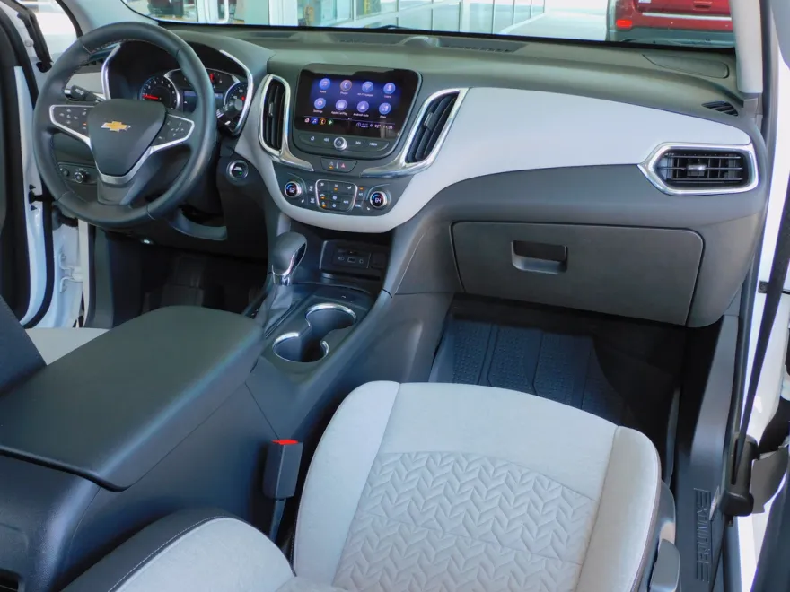 2023 Chevrolet Equinox LT photo 1