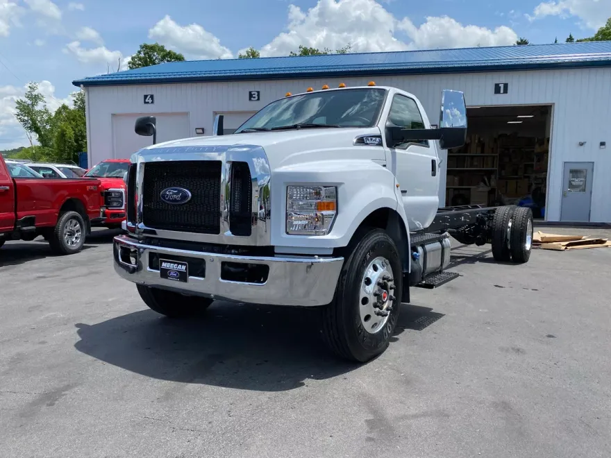 2025 Ford F-750 Regular Cab photo 1