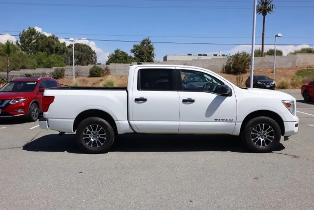 2023 Nissan Titan SV photo 1