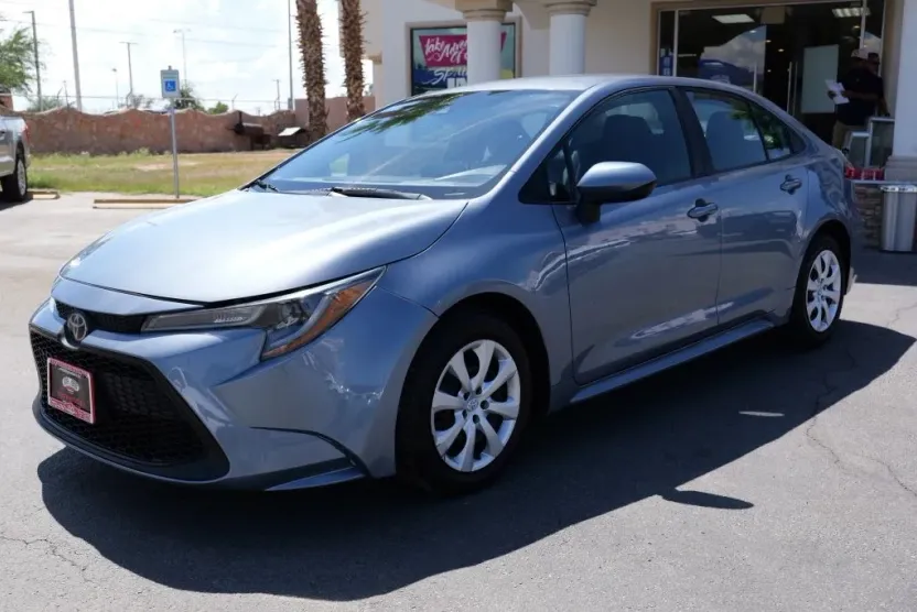 2020 Toyota Corolla LE photo 1