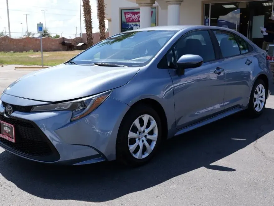 2020 Toyota Corolla LE photo 1
