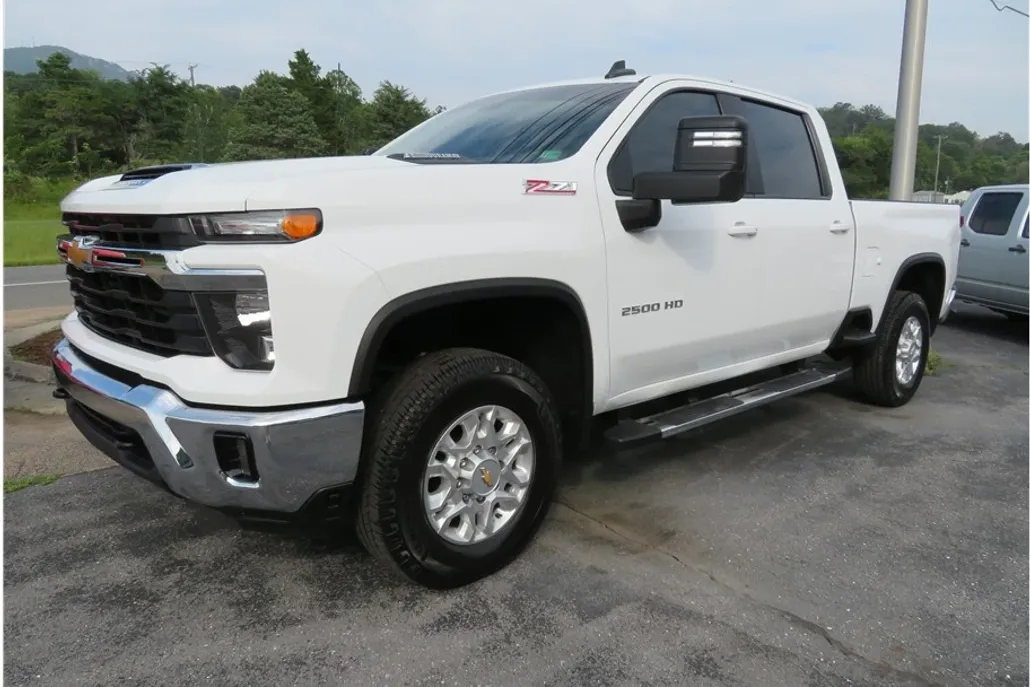 2024 Chevrolet Silverado 2500HD LT photo 1