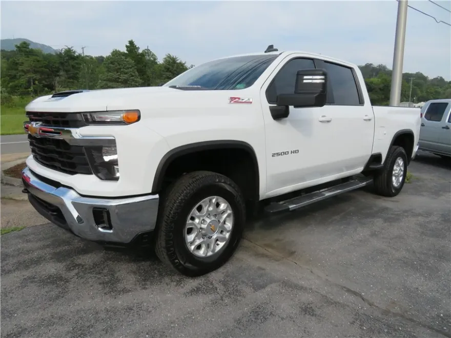 2024 Chevrolet Silverado 2500HD LT photo 1