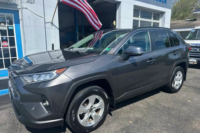 2021 Toyota RAV4 XLE photo 1