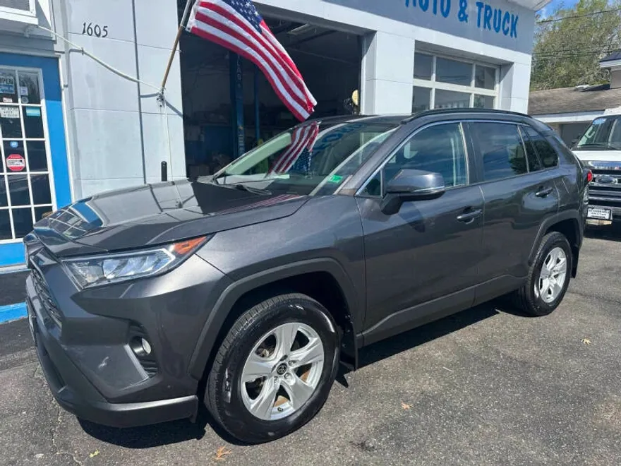 2021 Toyota RAV4 XLE photo 1