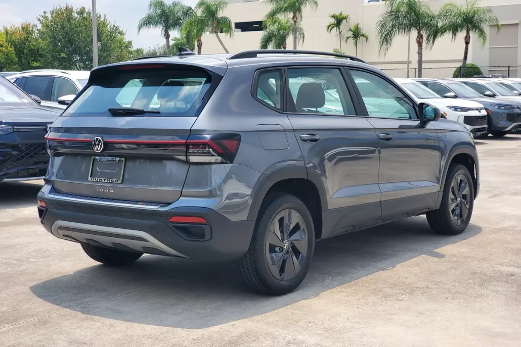 2025 Volkswagen Taos S photo 1
