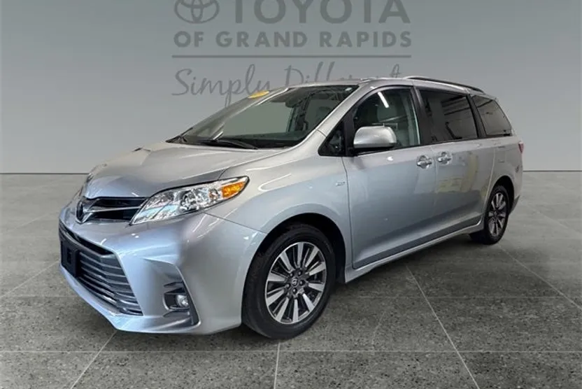 2020 Toyota Sienna LE photo 1