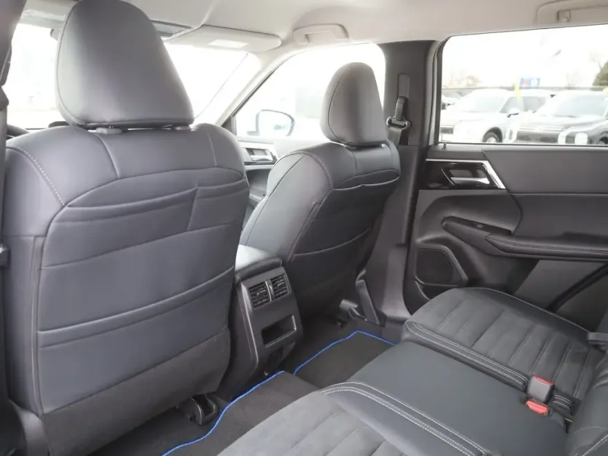 2025 Mitsubishi Outlander PHEV SE photo 22