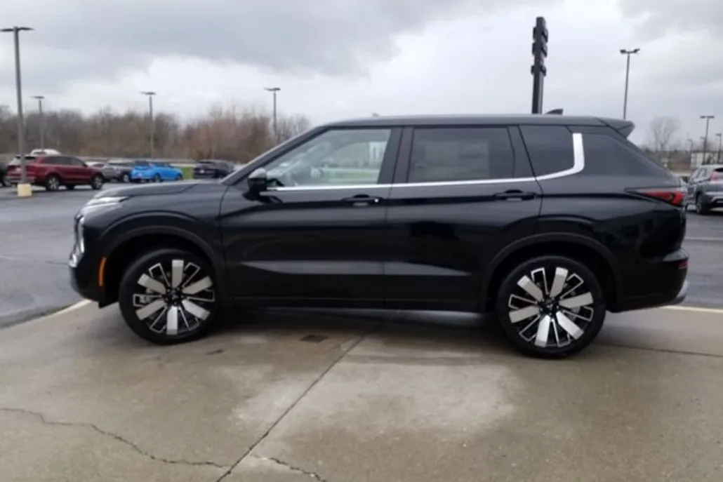 2025 Mitsubishi Outlander SE photo 1