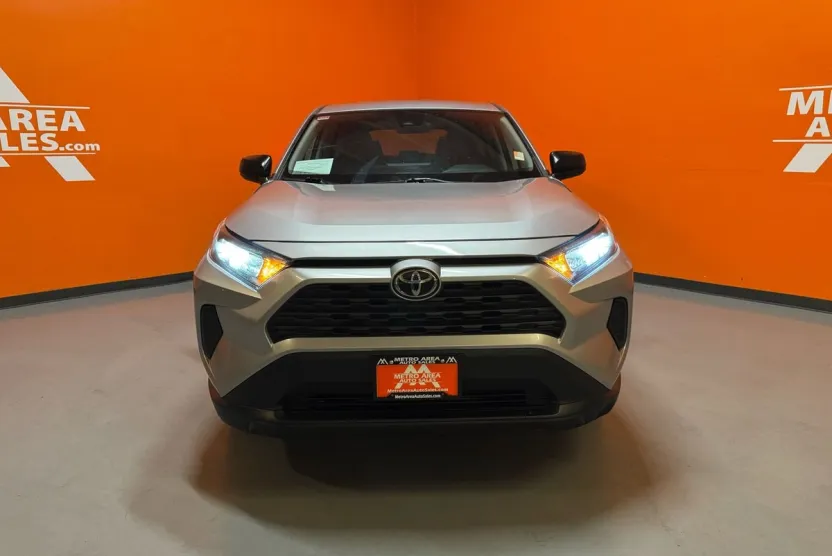 2022 Toyota RAV4 LE photo 1