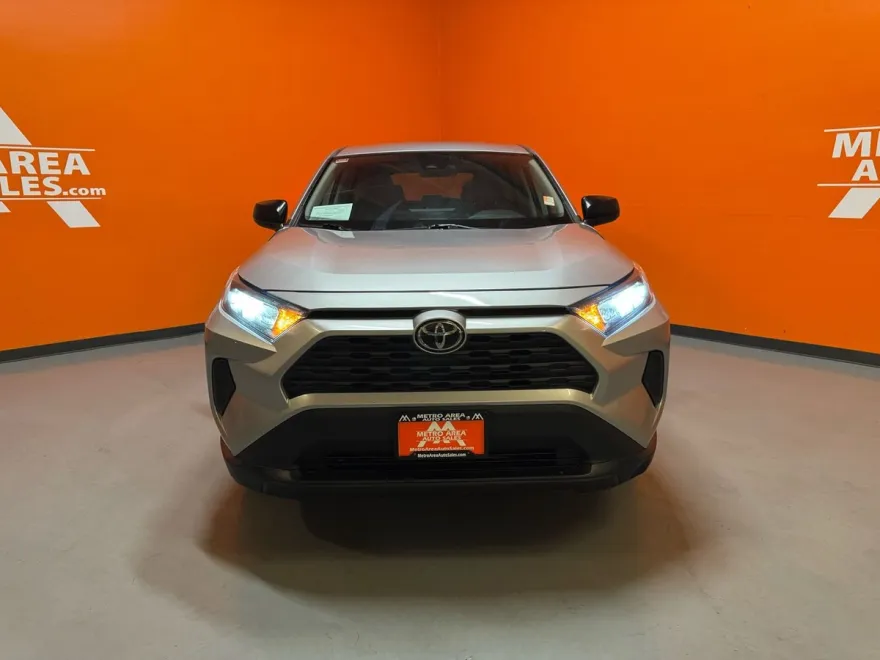 2022 Toyota RAV4 LE photo 1
