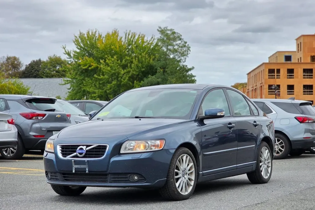 2011 Volvo S40 T5 R-Design photo 1