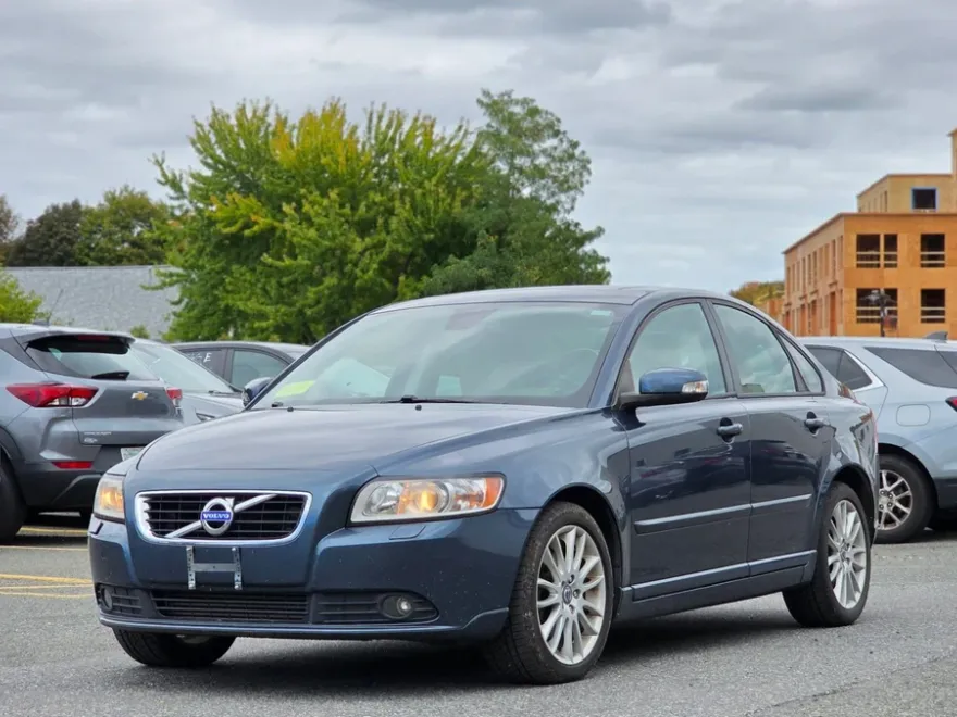 2011 Volvo S40 T5 R-Design photo 1