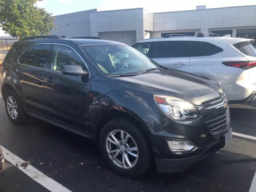 2017 Chevrolet Equinox LT photo 1