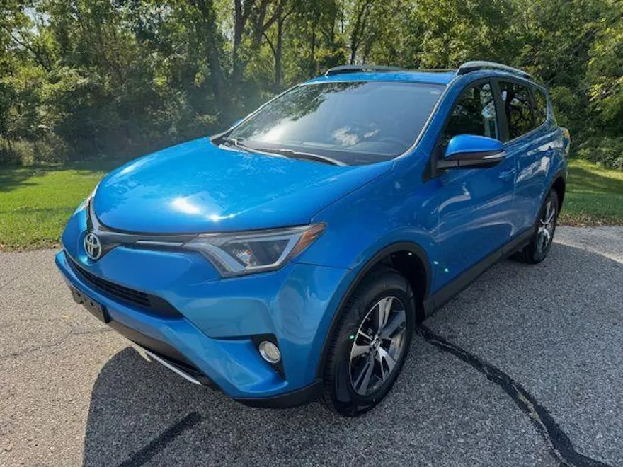 2016 Toyota RAV4 XLE photo 1