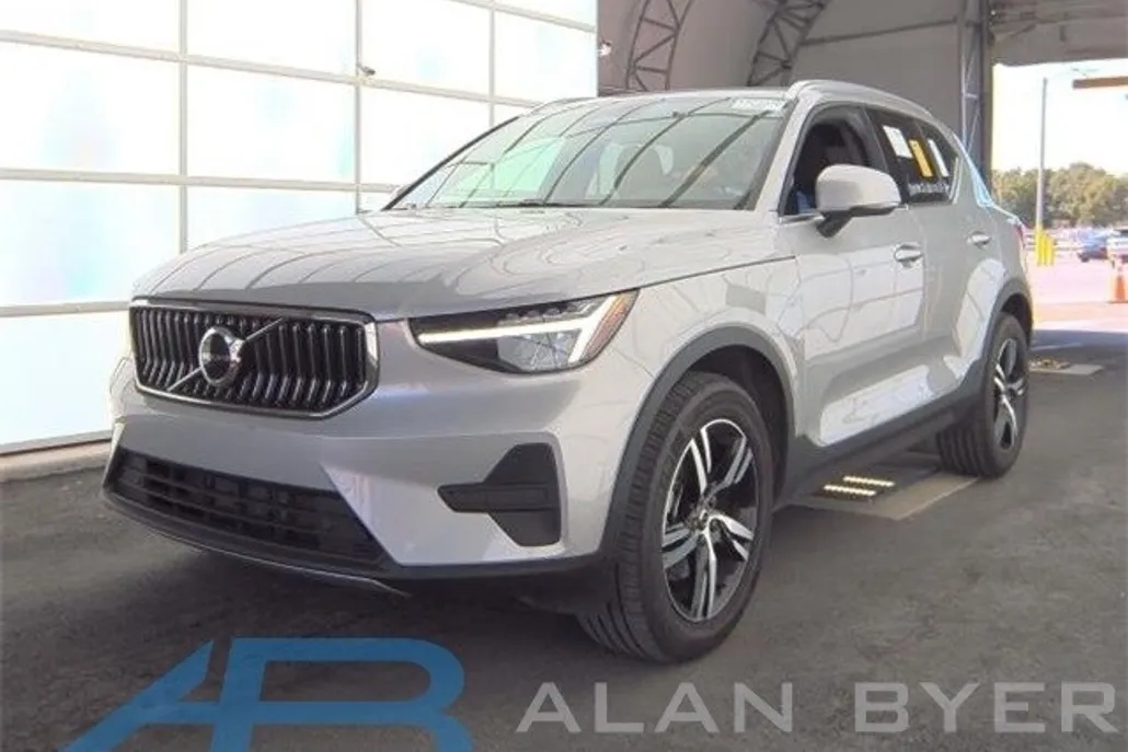 2025 Volvo XC40 Core photo 1