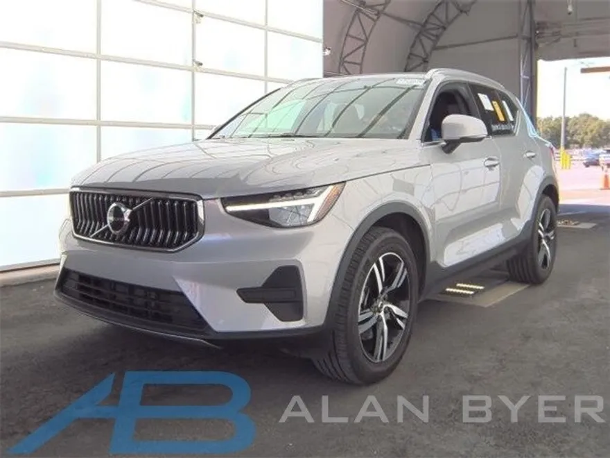 2025 Volvo XC40 Core photo 1