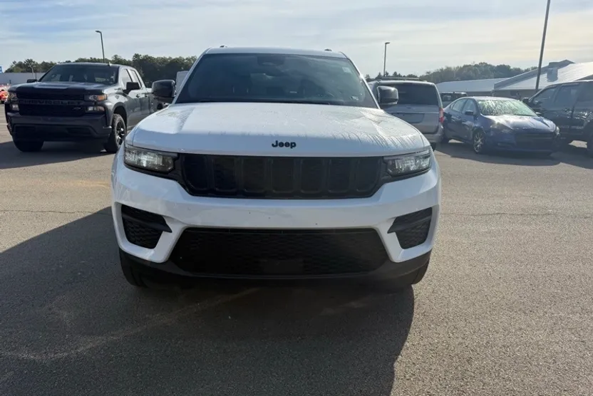 2023 Jeep Grand Cherokee Altitude photo 1