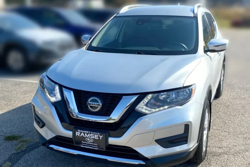 2020 Nissan Rogue SV photo 1
