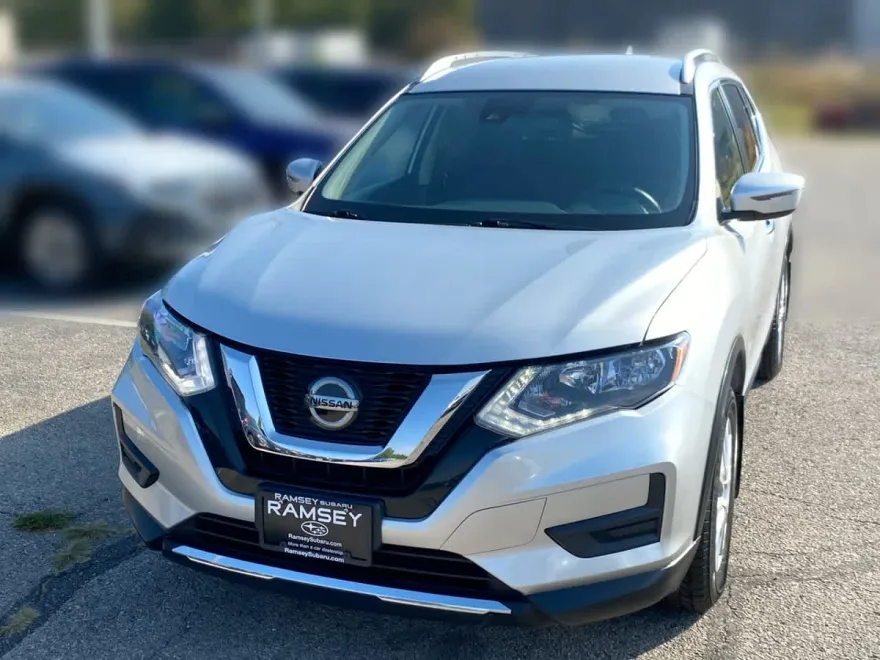 2020 Nissan Rogue SV photo 1