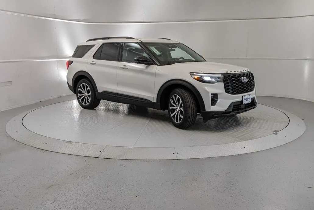 2025 Ford Explorer ST-Line photo 1