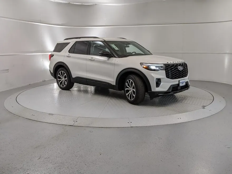 2025 Ford Explorer ST-Line photo 1