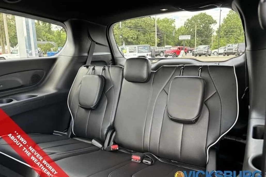 2026 Chrysler Pacifica Limited photo 1