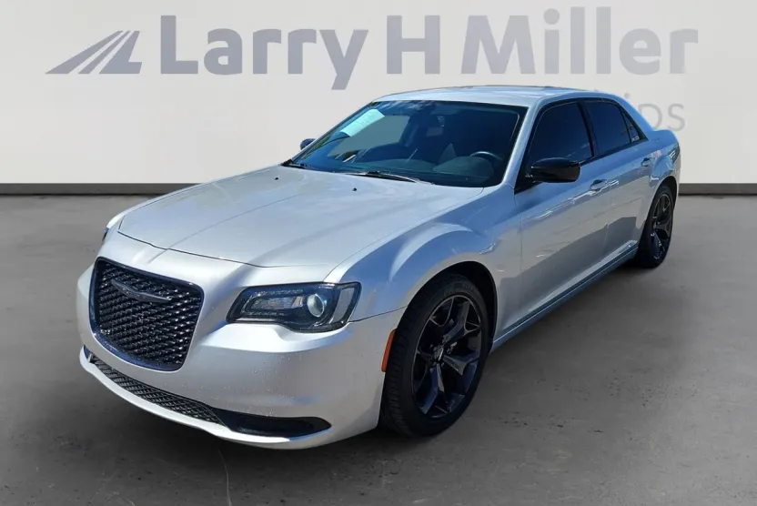 2022 Chrysler 300 Touring photo 1
