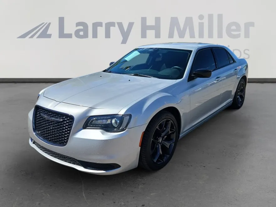 2022 Chrysler 300 Touring photo 1