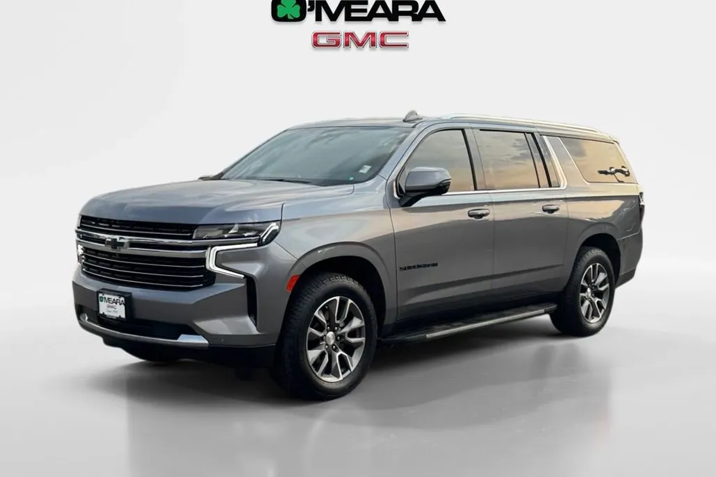 2022 Chevrolet Suburban LT photo 1