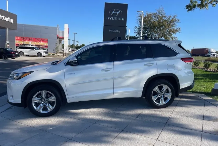2019 Toyota Highlander Hybrid Limited photo 1