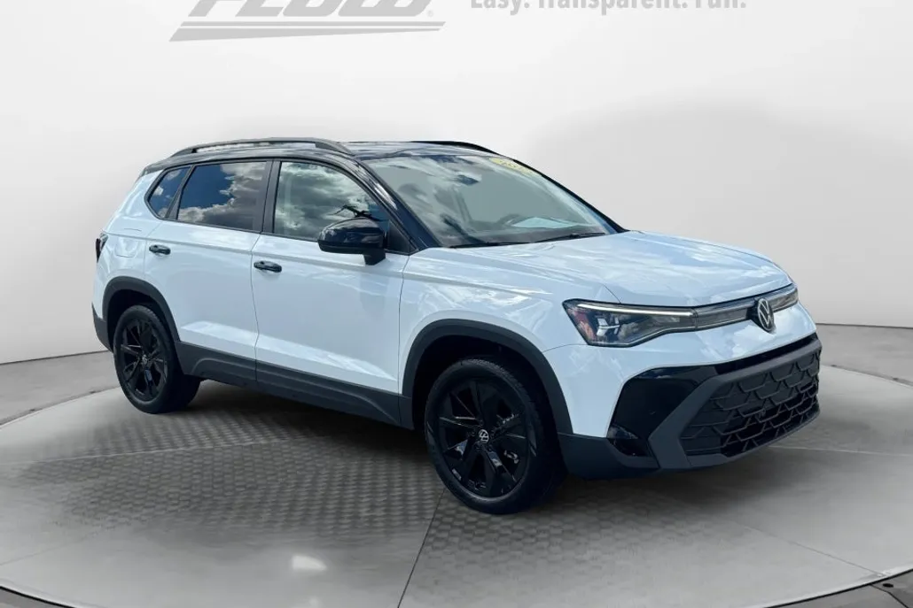 2025 Volkswagen Taos SE photo 1