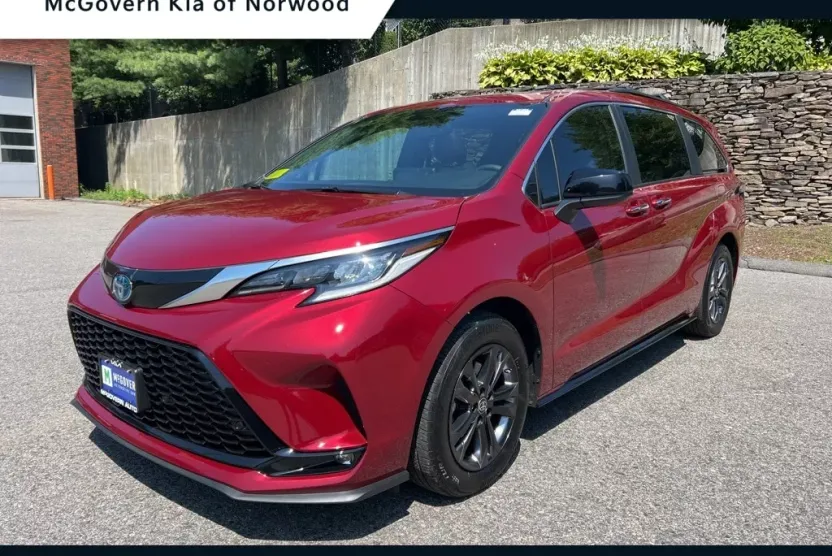 2024 Toyota Sienna XSE photo 1