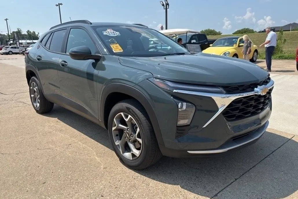 2025 Chevrolet Trax LT photo 1