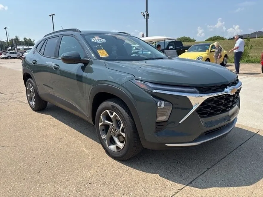 2025 Chevrolet Trax LT photo 1