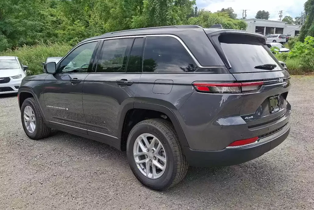 2025 Jeep Grand Cherokee Laredo photo 1