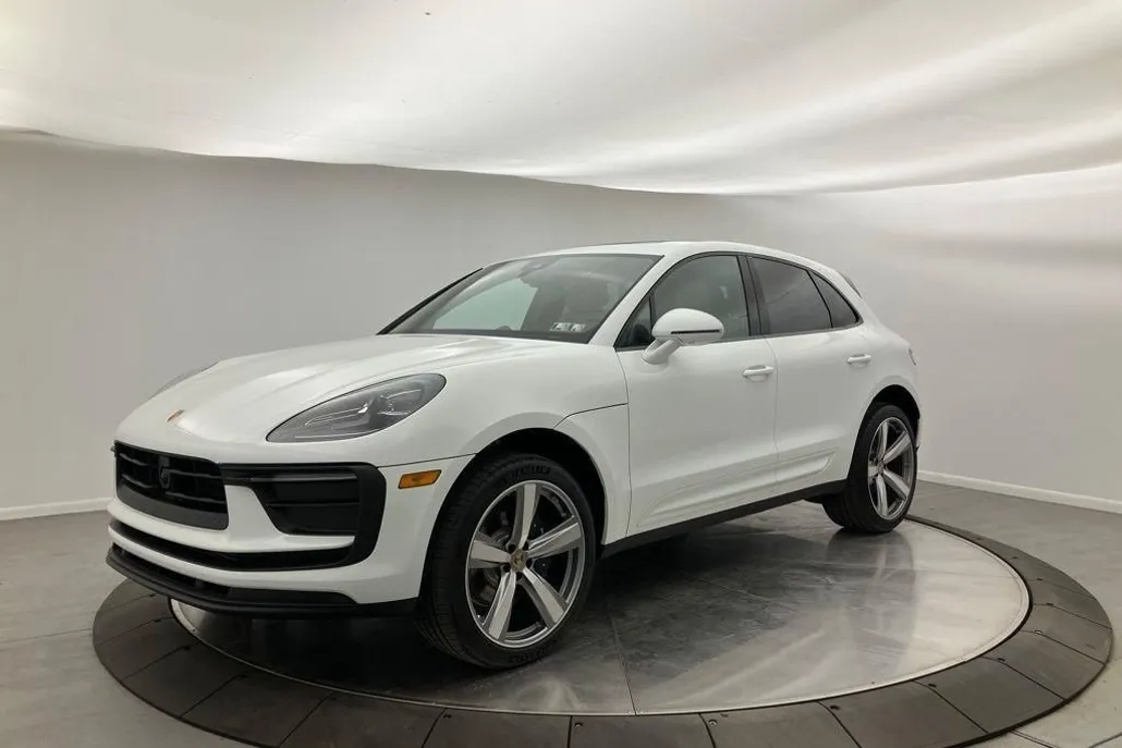 2025 Porsche Macan T photo 1