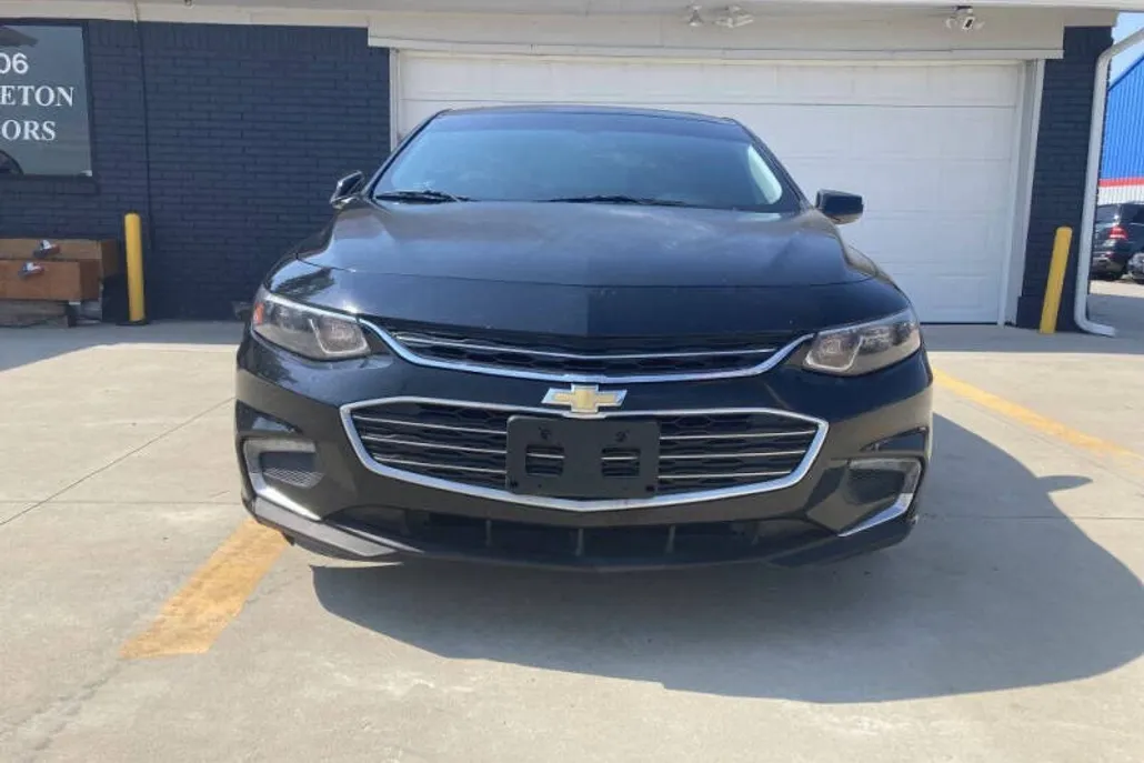 2017 Chevrolet Malibu 1LT photo 1