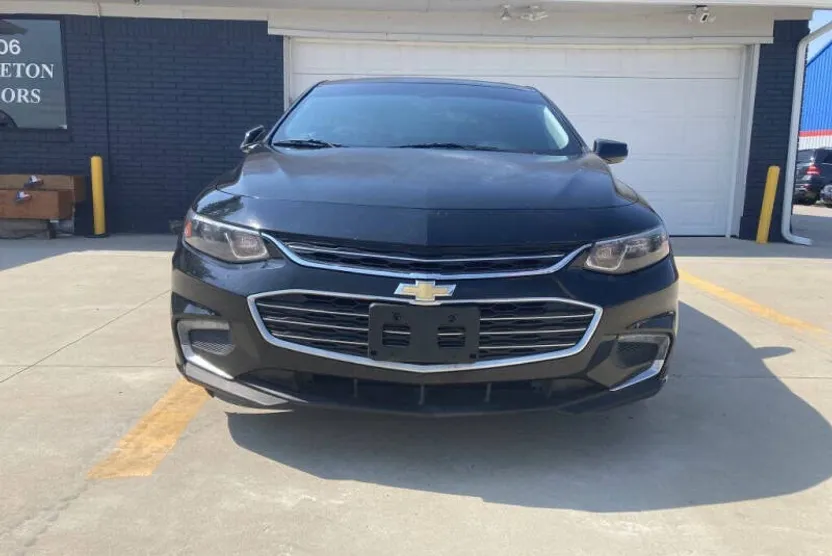 2017 Chevrolet Malibu 1LT photo 1