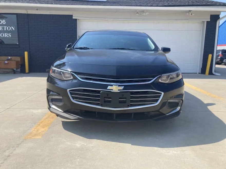 2017 Chevrolet Malibu 1LT photo 1