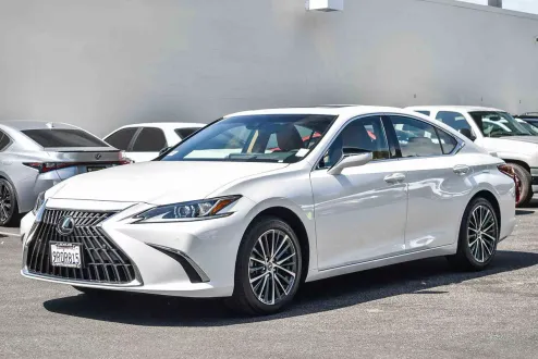 2025 Lexus ES 300h photo 3