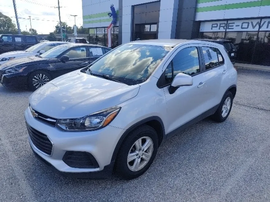 2021 Chevrolet Trax LS photo 1