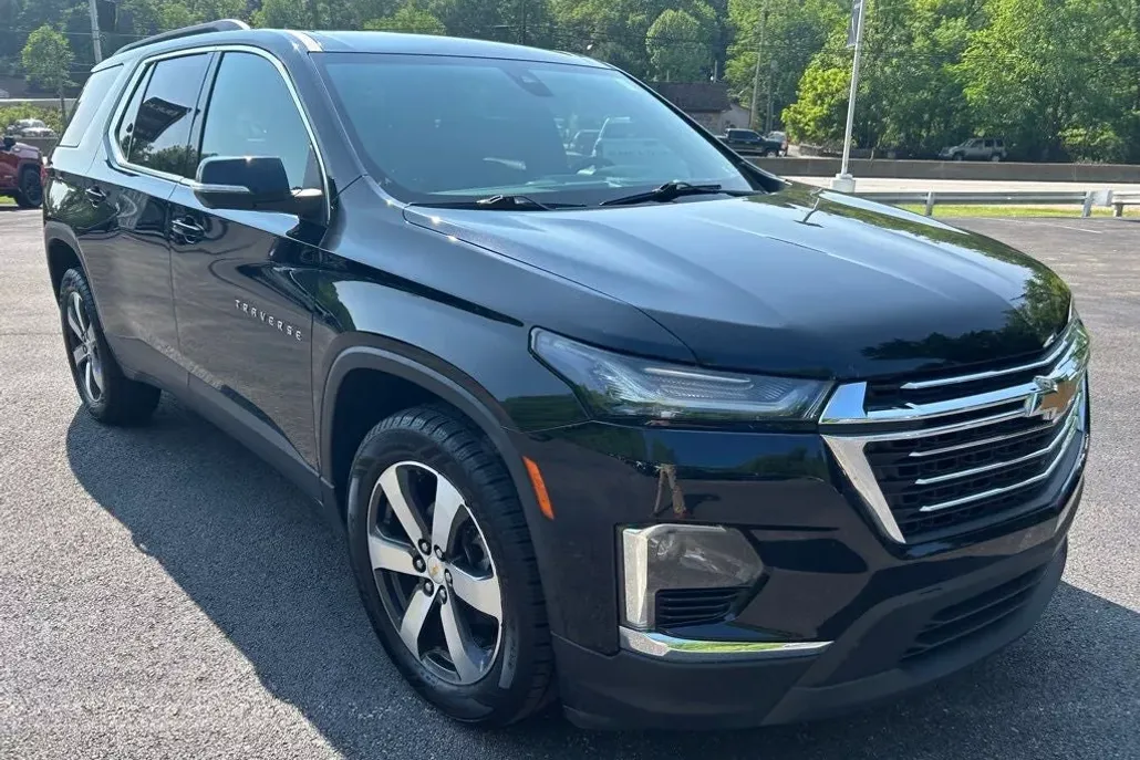 2022 Chevrolet Traverse Leather photo 1