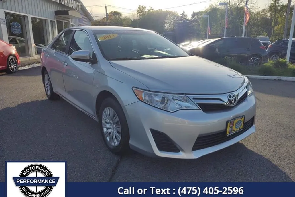 2014 Toyota Camry LE photo 1