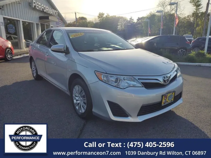 2014 Toyota Camry LE photo 1