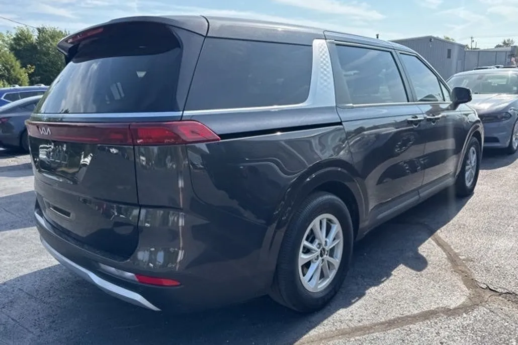 2024 Kia Carnival LX photo 1