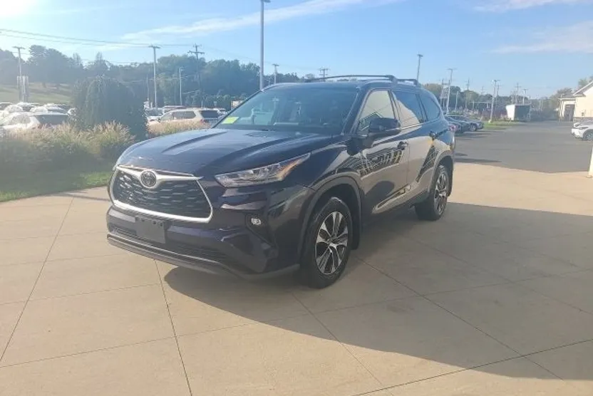 2020 Toyota Highlander XLE photo 1